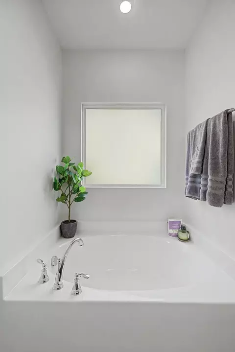 Bath - 5310 Pointer Pl, Murfreesboro, TN 37129 photo 2 of 4