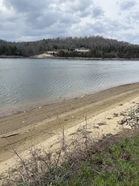 706 River Front Dr S, Clifton, TN 38425