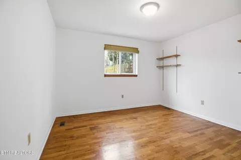 Bedroom - 353 E Wolf Valley Rd, Heiskell, TN 37754 photo 2 of 3