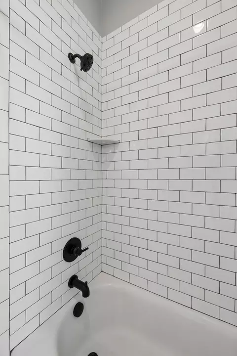 Bath - 504 5th Ave W, Springfield, TN 37172 photo 6 of 6