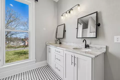 Bath - 504 5th Ave W, Springfield, TN 37172 photo 5 of 6