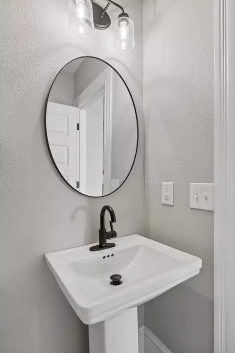 Bath - 504 5th Ave W, Springfield, TN 37172 photo 4 of 6