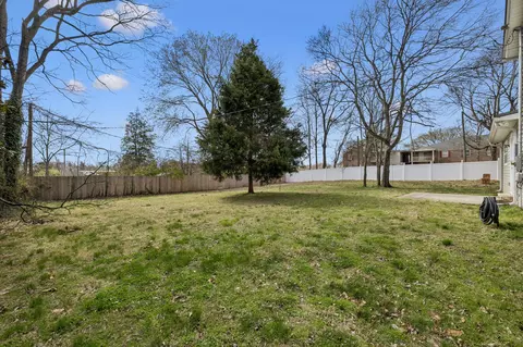 Exterior - 504 5th Ave W, Springfield, TN 37172 photo 6 of 10