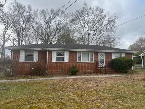 1302 Oak Dr, Manchester, TN 37355