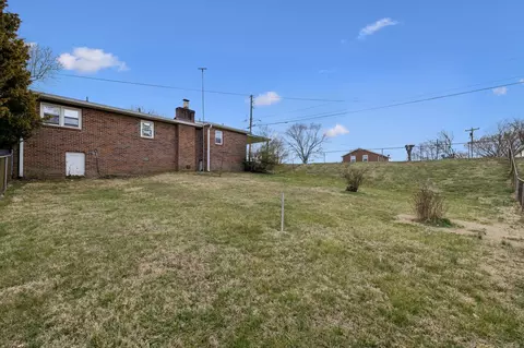 Exterior - 600 10th Ave E, Springfield, TN 37172 photo 7 of 11