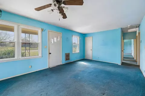 Living - 600 10th Ave E, Springfield, TN 37172 photo 3 of 6