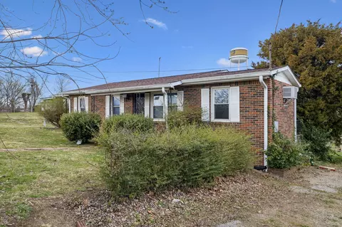 Exterior - 600 10th Ave E, Springfield, TN 37172 photo 2 of 11