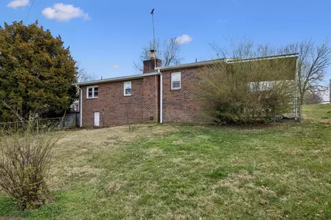 Exterior - 600 10th Ave E, Springfield, TN 37172 photo 10 of 11