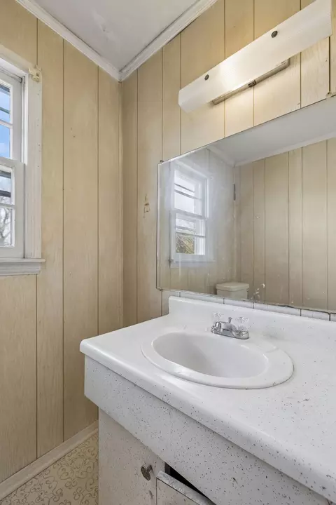 Bath - 600 10th Ave E, Springfield, TN 37172 photo 2 of 2