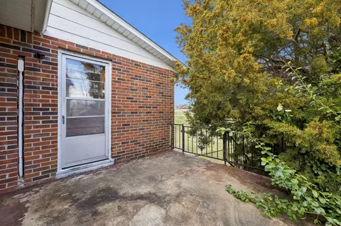 Exterior - 600 10th Ave E, Springfield, TN 37172 photo 4 of 11