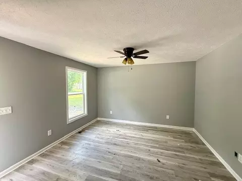 Living - 604 Decherd St E, Tullahoma, TN 37388 photo 1 of 3