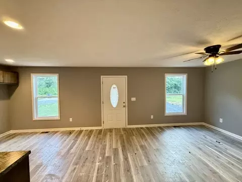 Living - 604 Decherd St E, Tullahoma, TN 37388 photo 2 of 3