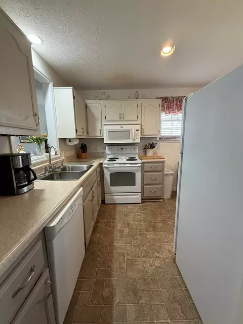 Kitchen - 2115 Mockingbird Ln #A, Springfield, TN 37172 photo 1 of 2