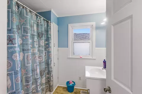 Bath - 110 Old Pond Ln, Dickson, TN 37055 photo 1 of 2