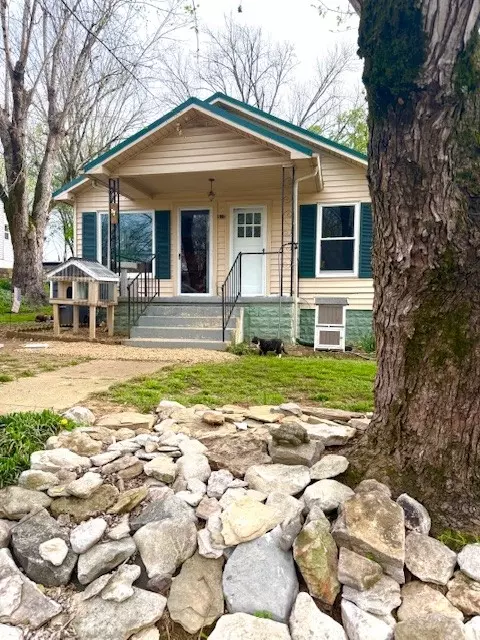 910 College St W, Fayetteville, TN 37334