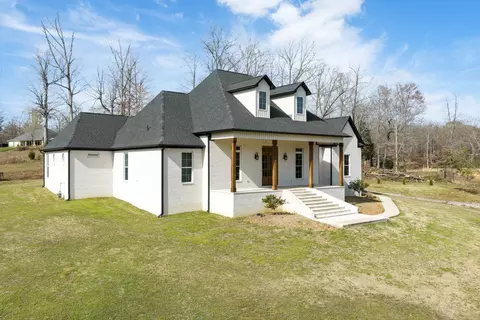 530 Oak Pointe Dr, Lexington, TN 38351