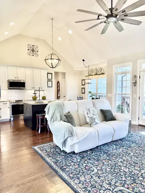 Living - 7503 Chowning Rd, Springfield, TN 37172 photo 1 of 8