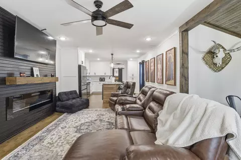 Living - 411 2nd Ave S, Loretto, TN 38469 photo 1 of 2