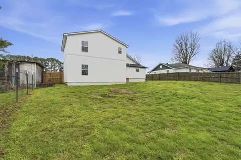 Exterior - 411 2nd Ave S, Loretto, TN 38469 photo 5 of 7