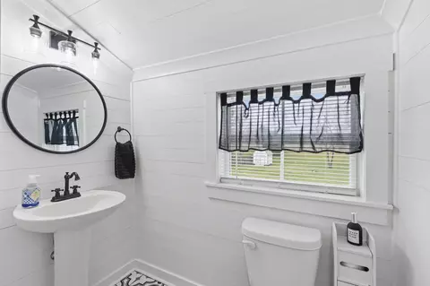 Bath - 411 2nd Ave S, Loretto, TN 38469 photo 5 of 6