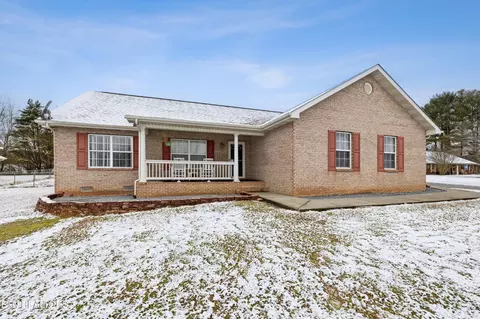 704 Pointe South Dr, Walland, TN 37886