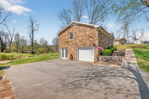 Exterior - 115 Spanish Ct, Dickson, TN 37055 photo 6 of 12