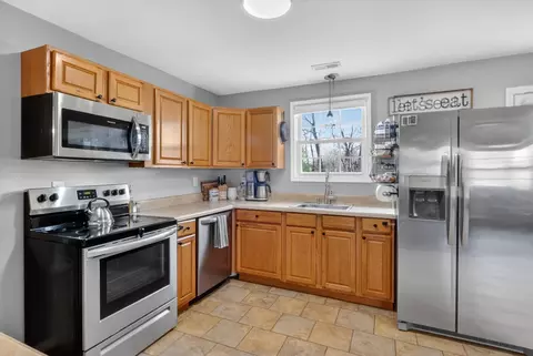 Kitchen - 115 Spanish Ct, Dickson, TN 37055 photo 3 of 4