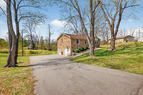 Exterior - 115 Spanish Ct, Dickson, TN 37055 photo 4 of 12