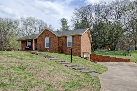 1909 Claymont Dr, Clarksville, TN 37040