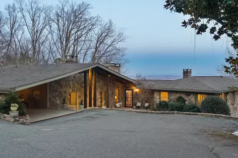 1001 Fleetwood Dr, Lookout Mountain, GA 30750