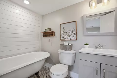 Bath - 412 E Rickert Ave, Dickson, TN 37055 photo 3 of 4