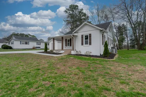 Exterior - 402 W Commerce St, Loretto, TN 38469 photo 4 of 5