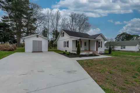 Exterior - 402 W Commerce St, Loretto, TN 38469 photo 3 of 5
