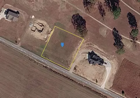 40 Pleasant Garden Rd, Summertown, TN 38483