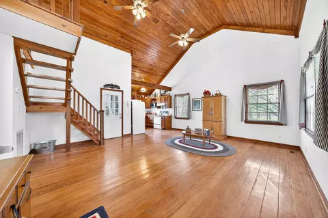 Living - 676 Sunny Point Rd, Baxter, TN 38544 photo 2 of 2