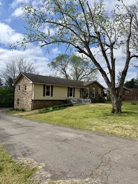 1025 Woodmont Dr, Gallatin, TN 37066