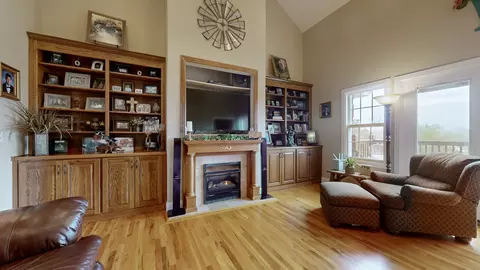 Living - 651 Williams St, Decherd, TN 37324 photo 2 of 3