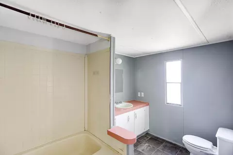 Bath - 6056 S Lamont Rd, Springfield, TN 37172 photo 2 of 3