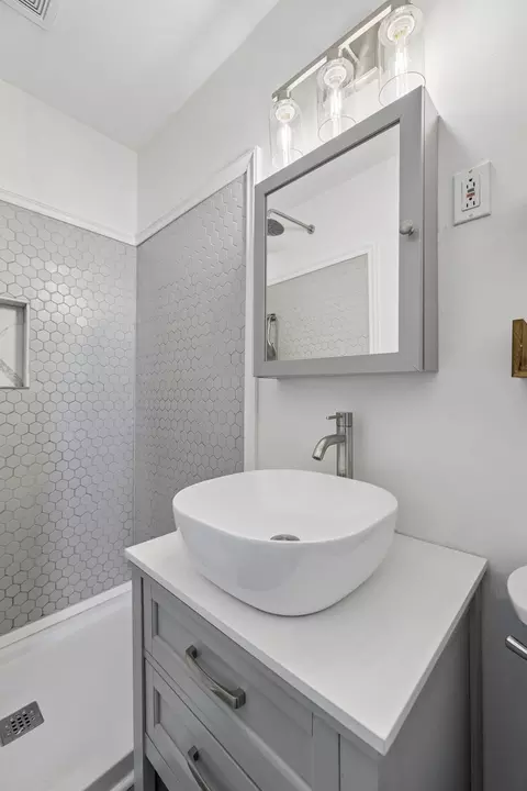 Bath - 404 Connell St, Springfield, TN 37172 photo 2 of 3