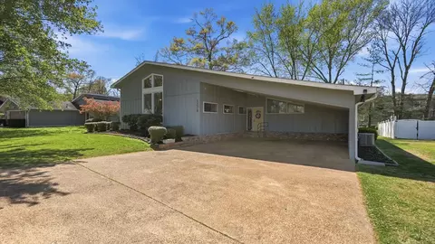 1278 Village Green Dr, Hixson, TN 37343
