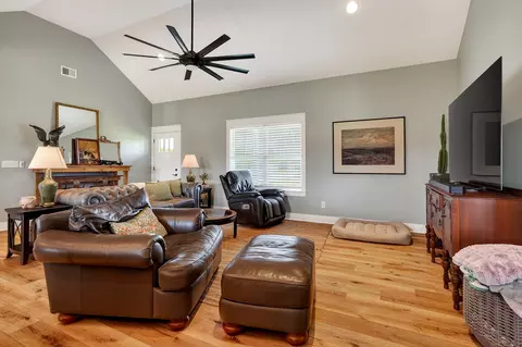 Living - 132 Tenpenny Rd, Morrison, TN 37357 photo 2 of 3