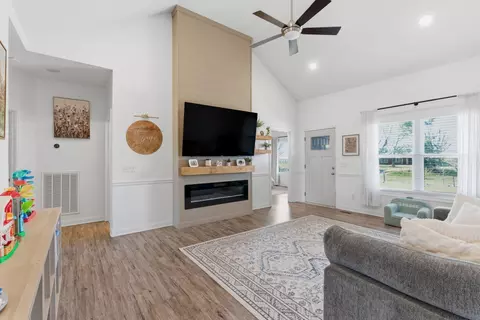 Entry Way - 1502 Rock Bridge Rd, Bethpage, TN 37022 photo 1 of 2