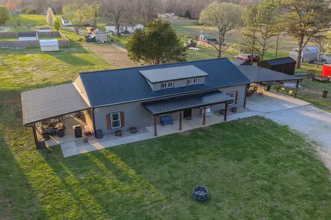 1413 Johnson St, Burns, TN 37029