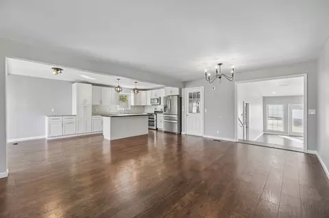 Living - 104 Juniper Dr, Murfreesboro, TN 37129 photo 9 of 17