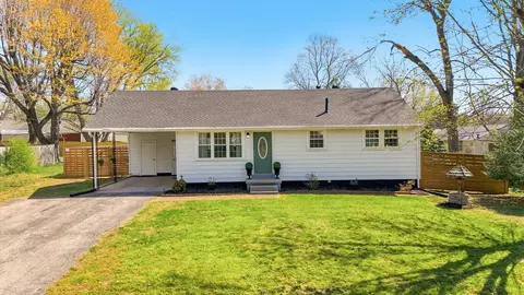 1012 N Charlotte St, Dickson, TN 37055