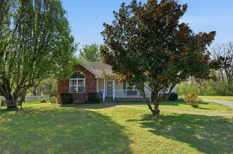 2006 Hunt Ct E, Pleasant View, TN 37146
