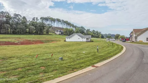 494 Black Bear Cir, Loudon, TN 37774