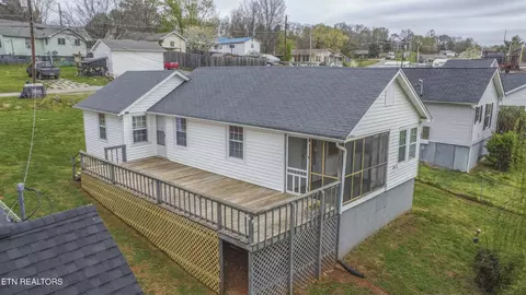 1009 E 1st Ave, Lenoir City, TN 37771