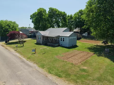 404 Mcmurtrey St, Saint Joseph, TN 38481