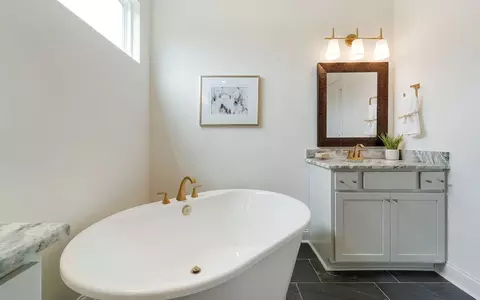 Bath - 7904 Pine St, Fairview, TN 37062 photo 5 of 9